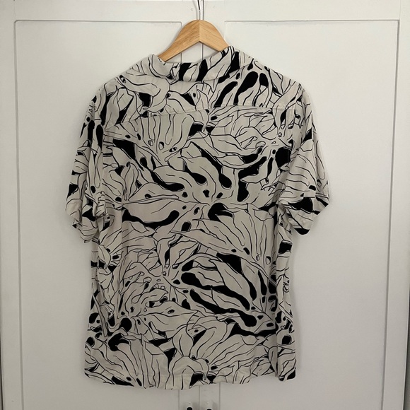 🌿H&M Abstract Button Up - Picture 2 of 4